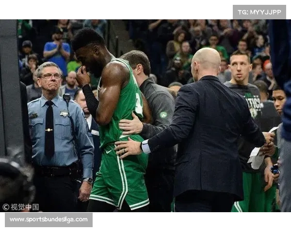 巴西少年扣篮时篮架倒塌身亡,球场安全引关注